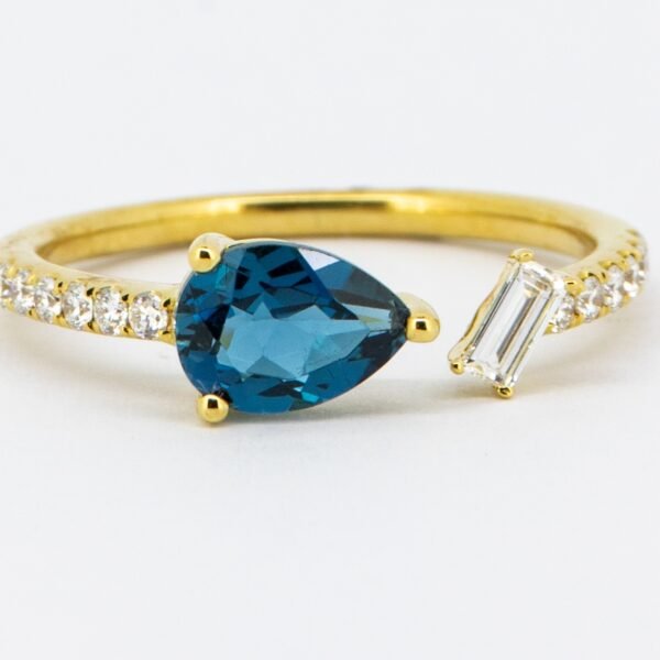Diamond / Blue Topaz Ring