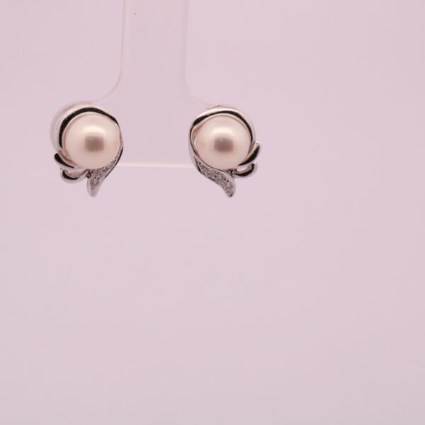 Diamond / FW Pearl Earrings