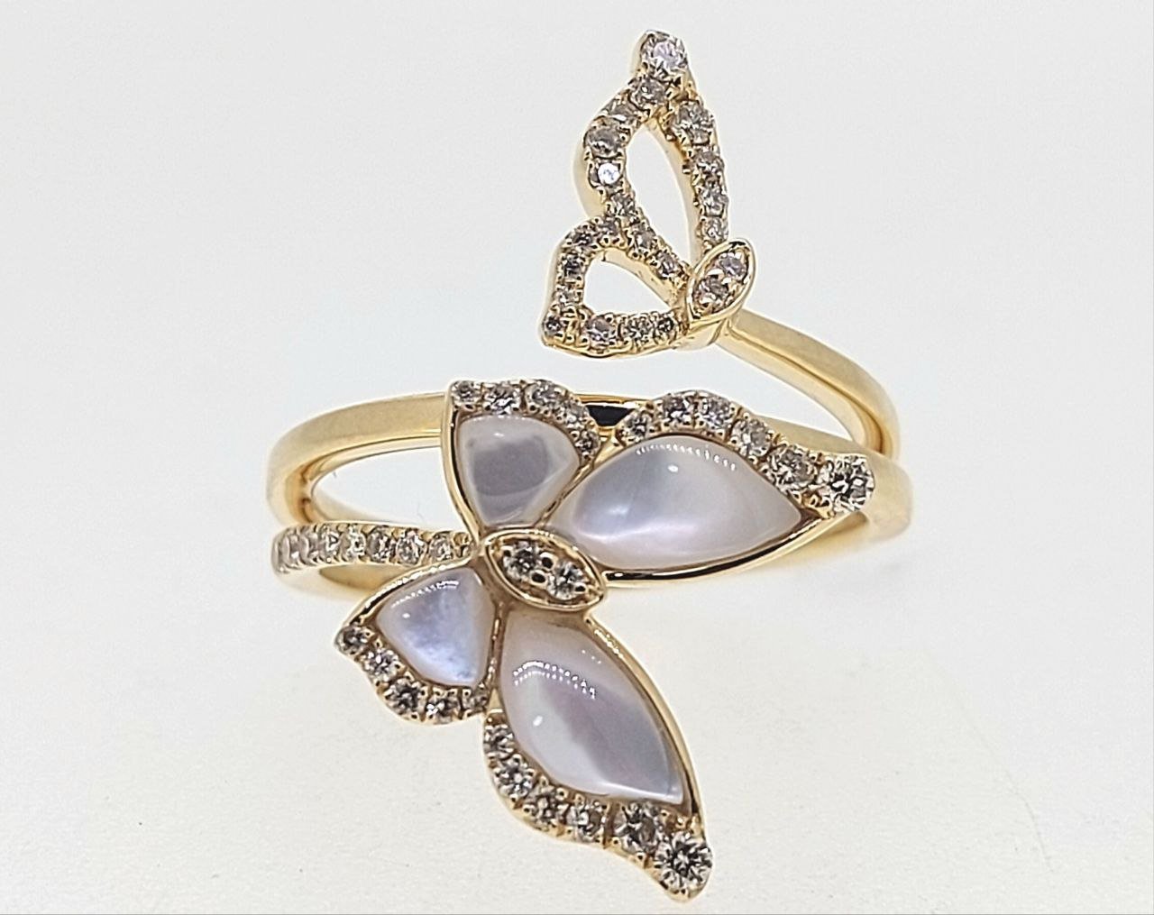 Diamond / Mother of Pearl Ring