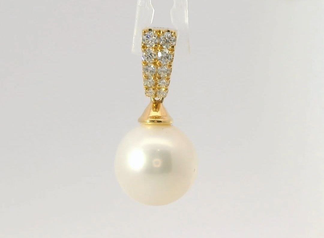 Diamond / FW Pearl Pendant