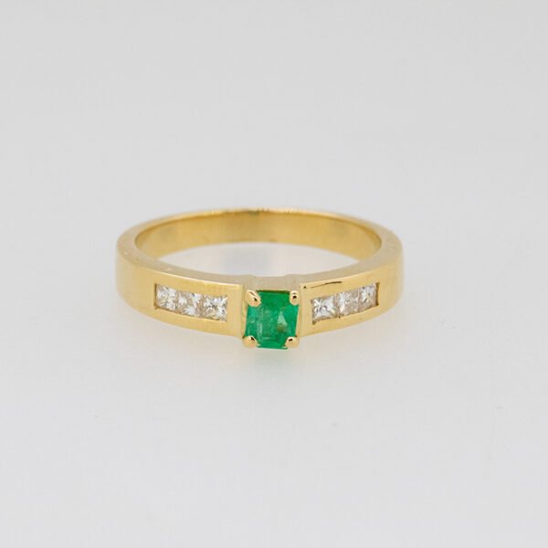 Diamond / Emerald Ring